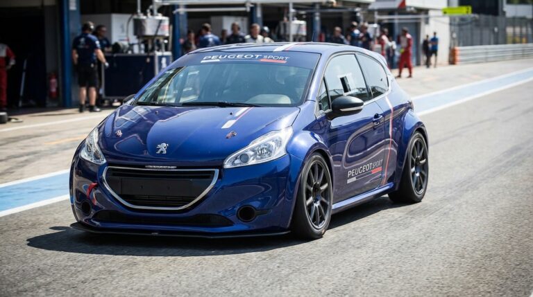 découvrez la préparation tuning de la peugeot 208 gti par peugeot sport pour des performances optimisées et un style unique.